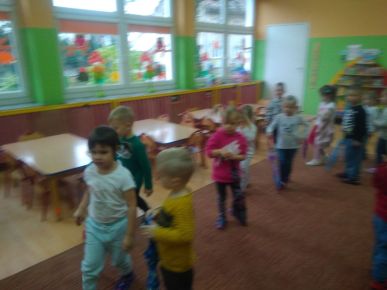 Grupa Smerfów podczas zajęć: "Parasole"