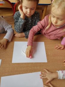 Smerfy podczas wykonywania doświadczenia: barwienie soli plus świetna zabawa.