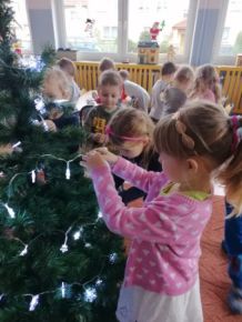 Dzieci z grupy Biedronki ubierają swoją choinkę
