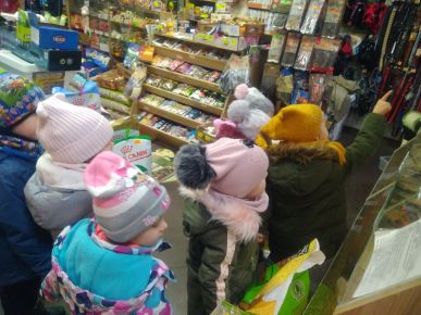 Poznajemy pracę w sklepie Zoologicznym. Kupujemy karmę dla ptaków. 