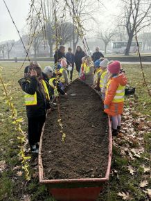 Grupa ,,Motylków " miała przyjemność uczestniczyć w sadzeniu kwiatów w pobliżu jeziora.