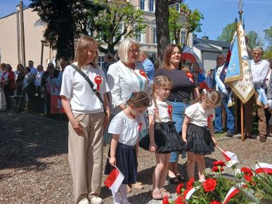 OBCHODY ŚWIĘTA 3 MAJA I UROCZYSTE ZŁOŻENIE KWIATÓW POD POMNIKIEM NIEPODLEGŁOŚCI.