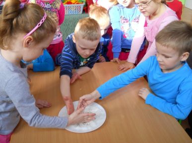Grupa wiewiórek podczas zakładania kącika pełnego zdrowia