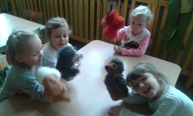 Misie podczas zabaw dowolnych w sali - codziennie świetnie się bawimy. Lubimy rysować, układać, budować i grać w gry planszowe