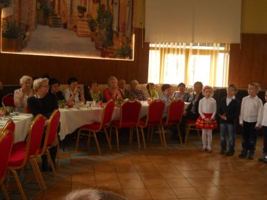 "Dzień Kobiet" w wykonaniu naszych "Wiewióreczek" dla byłych pracowników placówek oświatowych