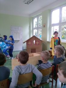Wizyta w szkole dzieci 5-letnich. Legenda o Nowogardzie w wykonaniu uczniów klasy trzeciej