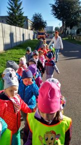 Grupa "Biedronki" podczas spaceru w okolice przedszkola