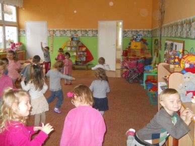 Maluszki w trakcie wykonywania  folderu do kącika patriotycznego - praca plastyczna oraz zabawy dowolne w sali
