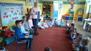 Wizyta dzieci ze Szkoły Podstawowej nr 2 w grupie BIEDRONEK w ramach akcji "Cała Polska czyta dzieciom"