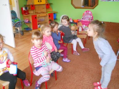Zabawy maluszków w teatr