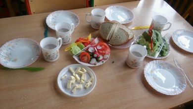 Kolorowe śniadanie w grupie Muchomorków
