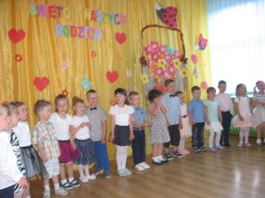 Obchodzimy święto naszych rodziców - DZIEŃ MAMY I TATY W GRUPIE 4-LATKÓW