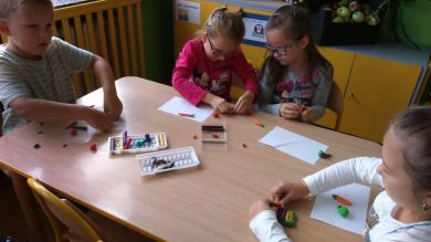 Zabawy z plasteliną - grupa Biedronek w trakcie lepienia darów jesieni