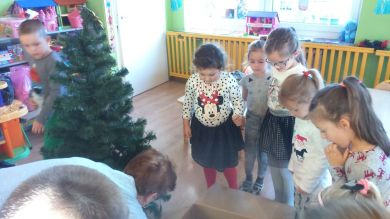 Grupa Biedronek ubiera swoją świąteczną choinkę