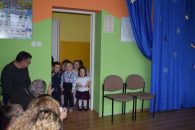 Maluszki podczas obchodów święta ukochanych babć i dziadków