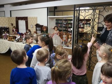 Grupa BIEDRONEK z wizytą w bibliotece na wystawie lalek