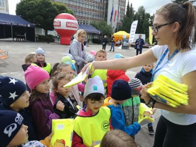 UDZIAŁ DZIECI 6-LETNICH W AKCJI PROMUJĄCEJ BEZPIECZEŃSTWO NA DRODZE