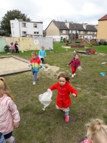Tak oto nasze Maluszki dzielnie posprzątały ogród przedszkolny w ramach akcji "Sprzątanie świata"