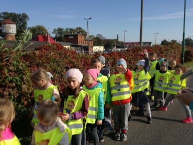 Spacer grupy 6-latków nad jezioro nowogardzkie w poszukiwaniu jesieni