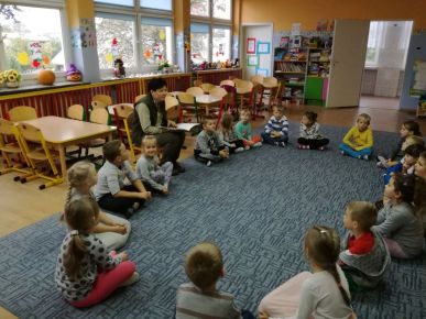 SPOTKANIE GRUPY "BIEDRONEK" Z LEŚNIKIEM W NASZYM PRZEDSZKOLU
