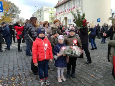 Uroczyste obchody Święta Niepodległości pod pomnikiem "Kombatantom RP" na Placu Wolności.