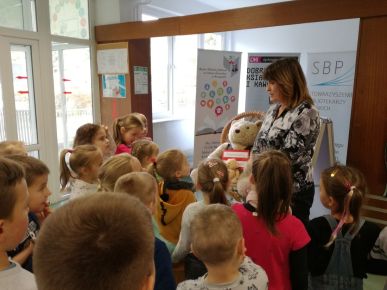 Najstarsza grupa z wizytą w Bibliotece na wspaniałej wystawie Misiów