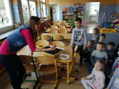 Grupa 6-latków zakłada swój kącik przyrody.