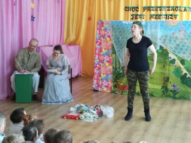 Przedstawienie teatralne o tematyce ekologicznej w wykonaniu teatru La Fayette.